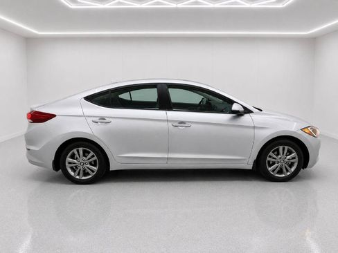 Used 2017 Hyundai Elantra SE FWD image 2