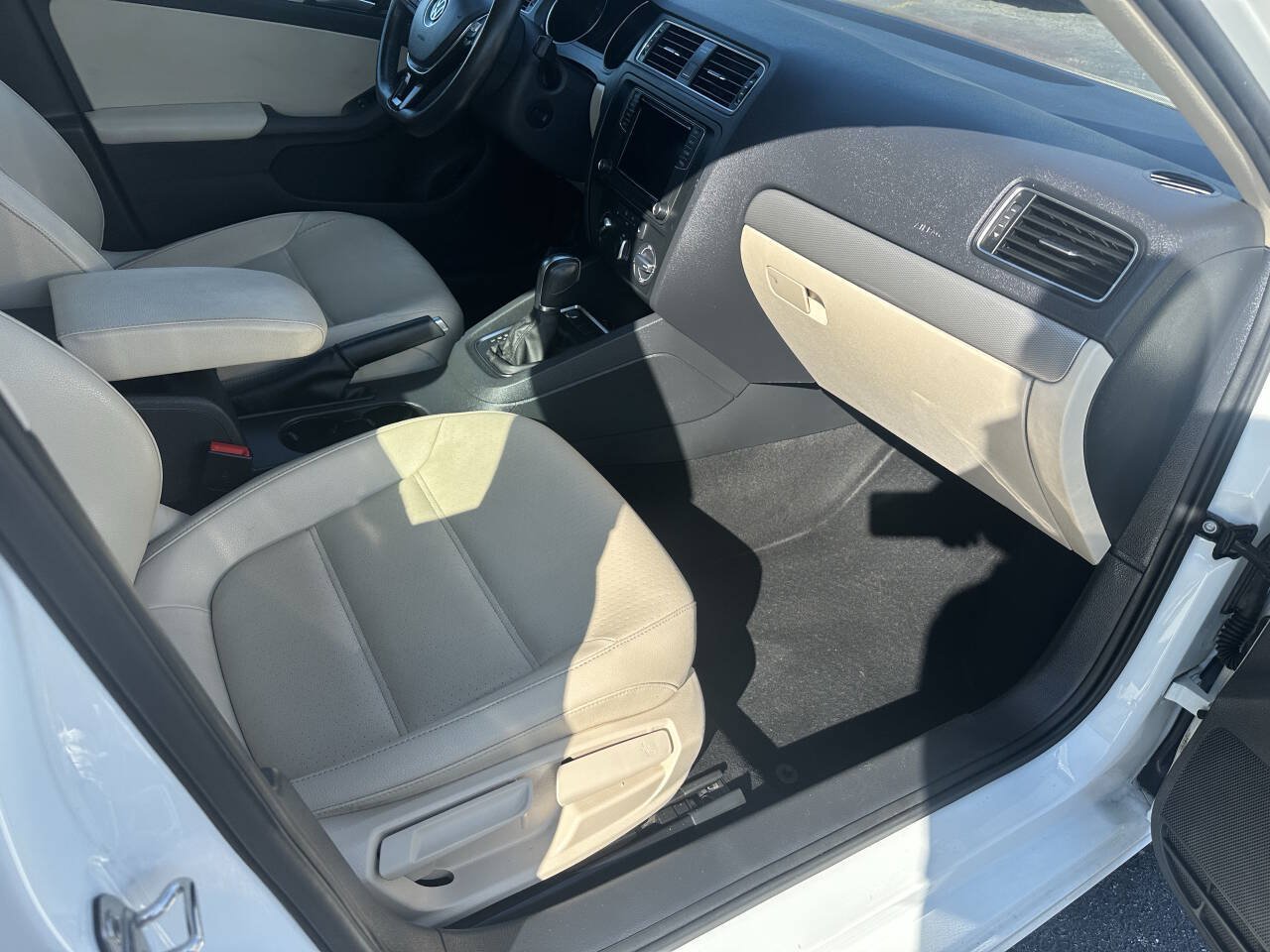 Used 2017 Volkswagen Jetta SE FWD image 5
