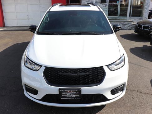 Used 2025 Chrysler Pacifica Limited FWD image 9
