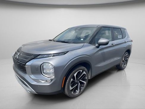 Used 2024 Mitsubishi Outlander SE image 2