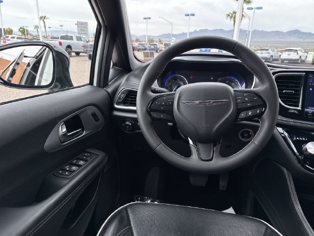 Used 2025 Chrysler Pacifica Limited FWD image 13