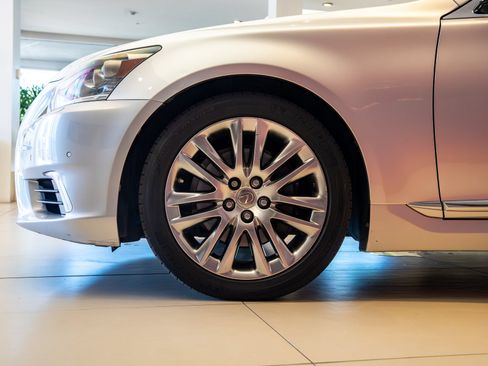 Used 2016 Lexus LS 460 w/ Comfort Package RWD image 3