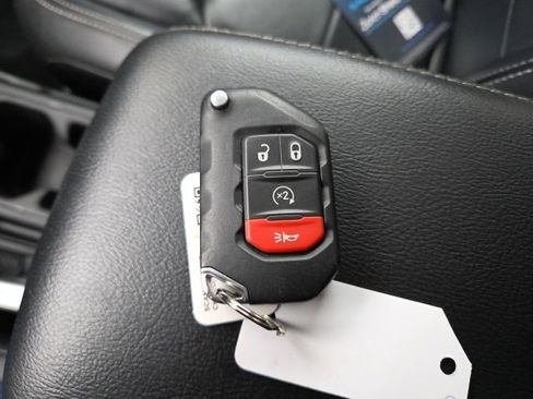 Used 2022 Jeep Gladiator Overland w/ Cold Weather Group image 11