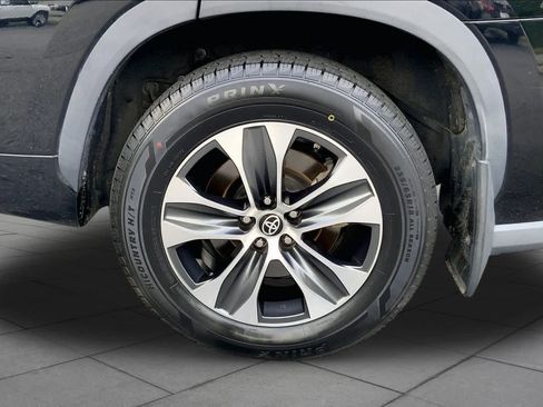 Used 2022 Toyota Highlander XLE AWD/4WD image 11