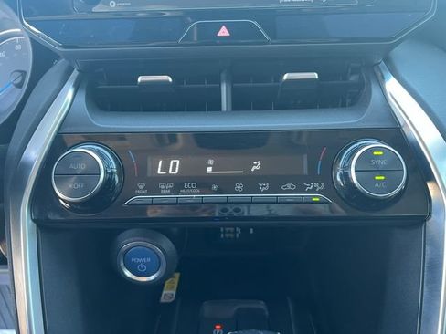 Used 2022 Toyota Venza LE AWD/4WD image 22