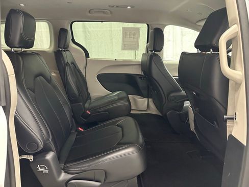 Used 2023 Chrysler Pacifica Touring-L image 53