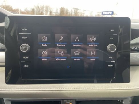 Certified 2025 Volkswagen Taos SEL image 15