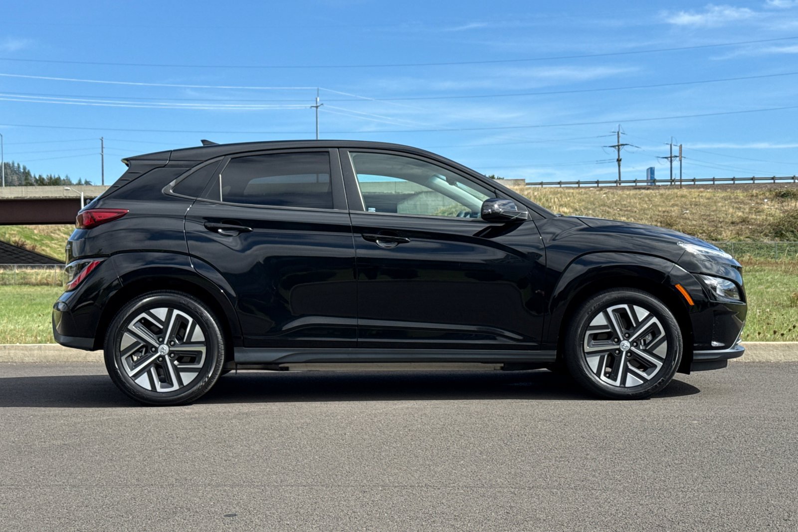 Used 2023 Hyundai Kona SE w/ Cargo Package FWD image 2