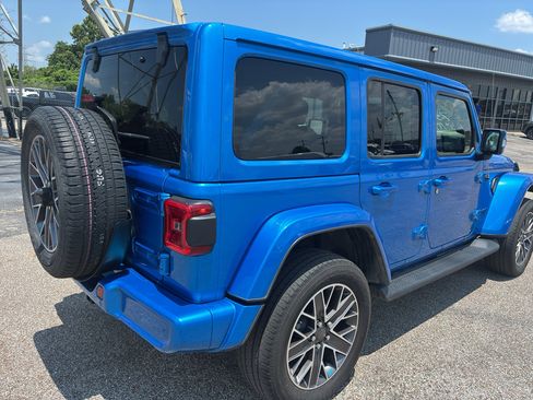 Used 2022 Jeep Wrangler Unlimited Sahara AWD/4WD image 2