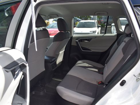 Used 2020 Toyota RAV4 XLE w/ XLE Grade Weather Package AWD/4WD image 20