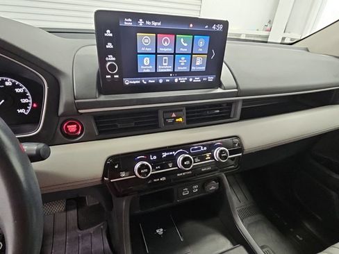 Used 2024 Honda Pilot Touring image 13