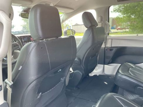Used 2023 Chrysler Pacifica Touring-L image 13