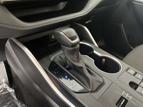 Used 2025 Toyota Highlander LE FWD image 20