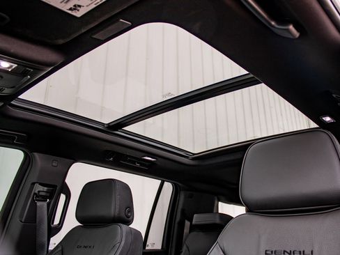 Used 2025 GMC Yukon XL Denali w/ Sun & Power Step Package image 22