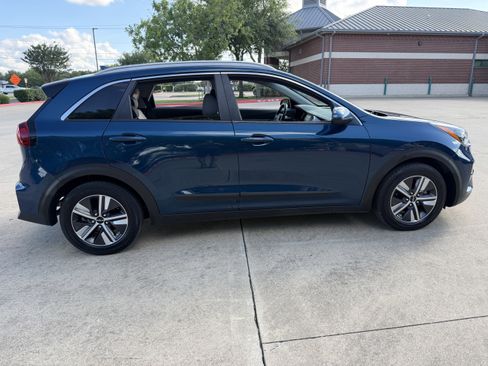 Used 2022 Kia Niro LXS FWD image 8