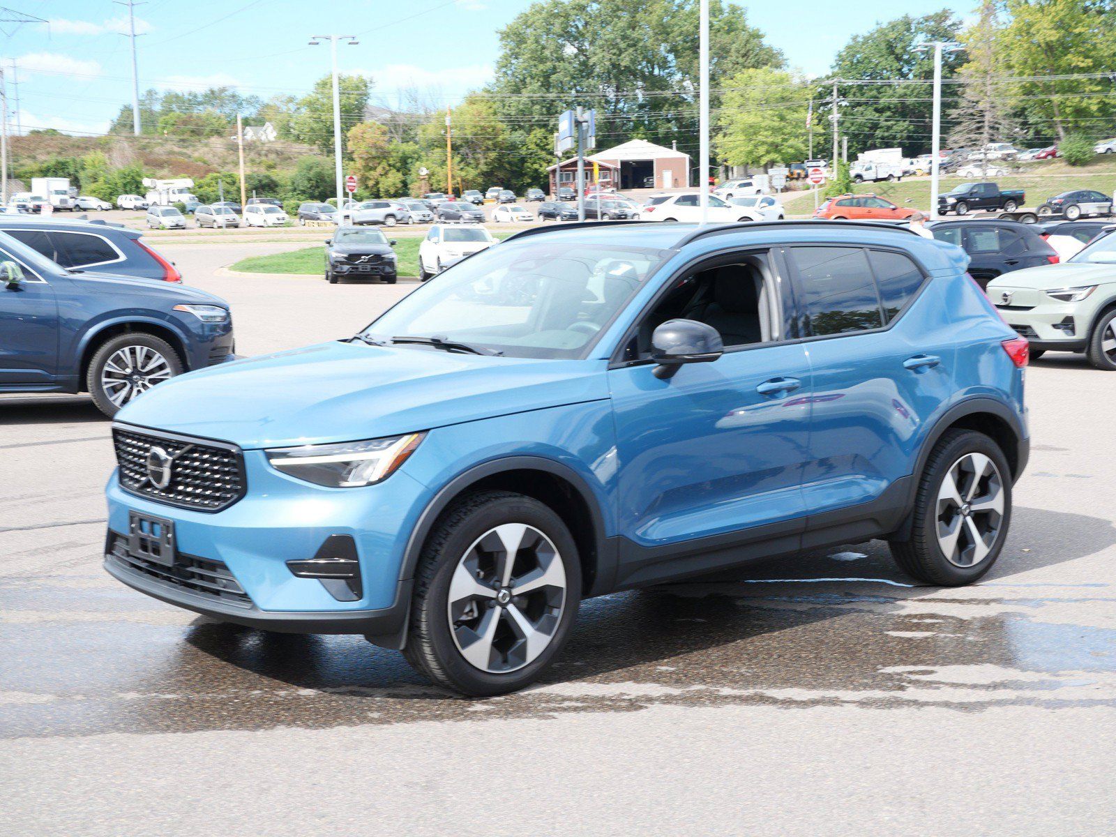 Used 2024 Volvo XC40 B5 Core w/ Protection Package Premier AWD/4WD image 3