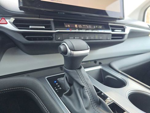 Certified 2025 Toyota Sienna XLE FWD image 38