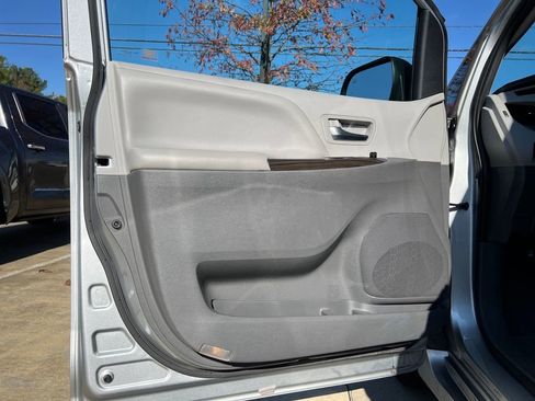 Used 2020 Toyota Sienna XLE image 11