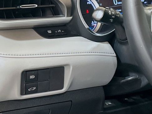 Used 2023 Toyota Highlander XLE AWD/4WD image 8