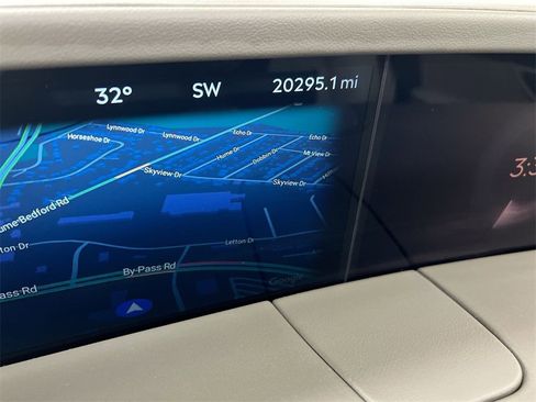 Used 2025 Lincoln Nautilus Reserve image 12