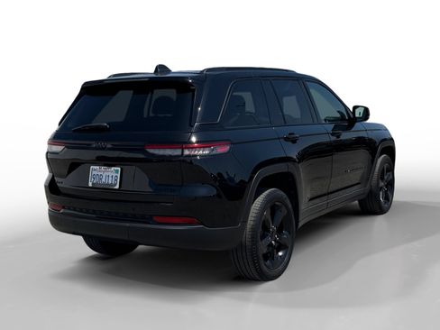 Used 2023 Jeep Grand Cherokee Limited w/ Black Appearance Package AWD/4WD image 5