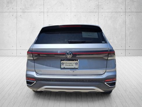 Certified 2025 Volkswagen Taos SE FWD image 6