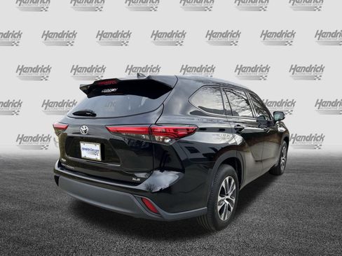 Used 2020 Toyota Highlander XLE image 11