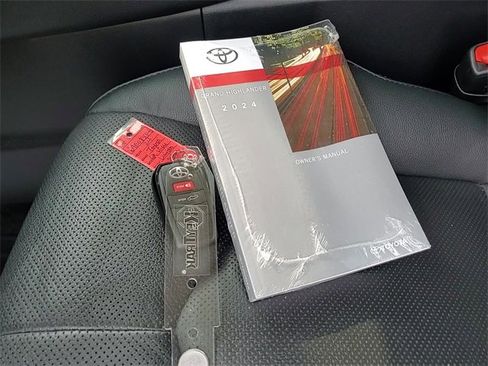 Used 2024 Toyota Grand Highlander Limited image 8