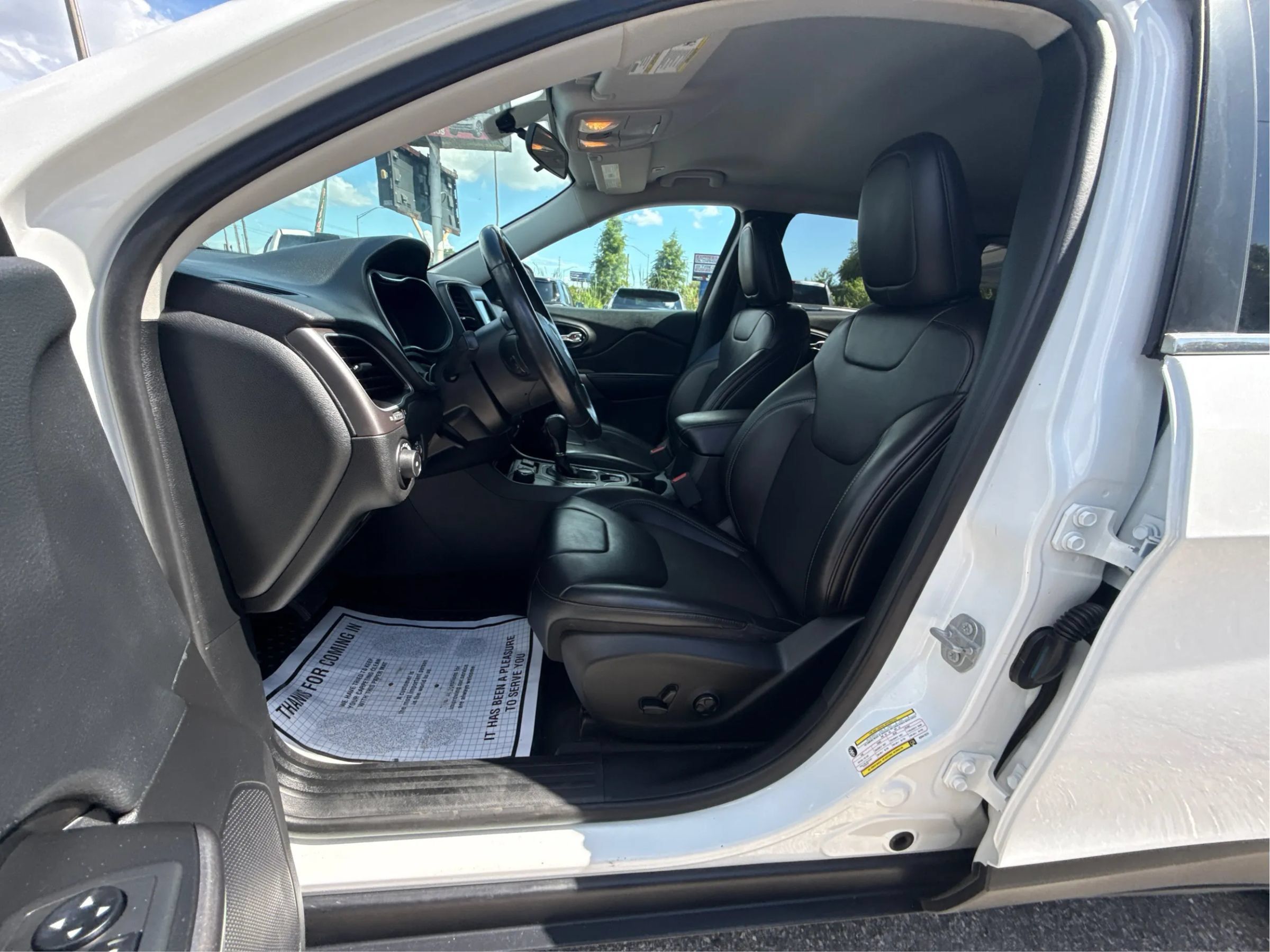 Used 2019 Jeep Cherokee Latitude Plus w/ Cold Weather Group AWD/4WD image 9