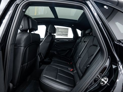 Certified 2025 Porsche Macan image 22