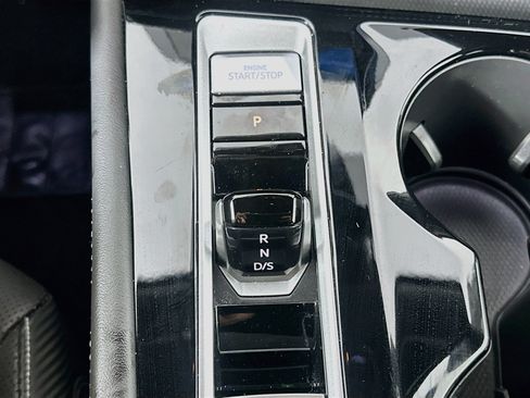 Used 2025 Volkswagen Atlas Cross Sport SE FWD image 25