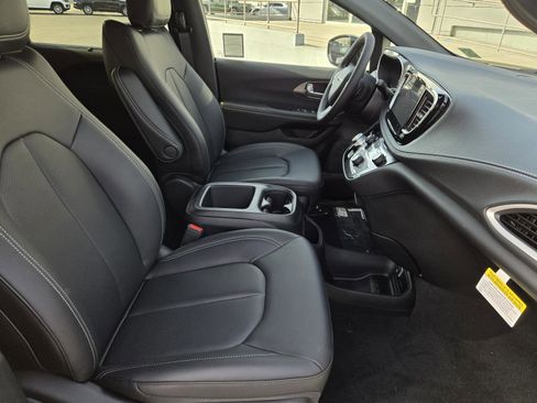 New 2026 Chrysler Pacifica Select image 33