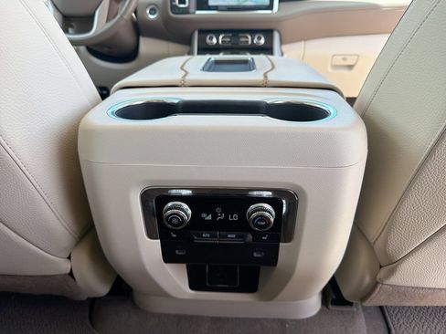 Used 2023 GMC Yukon XL Denali AWD/4WD image 18