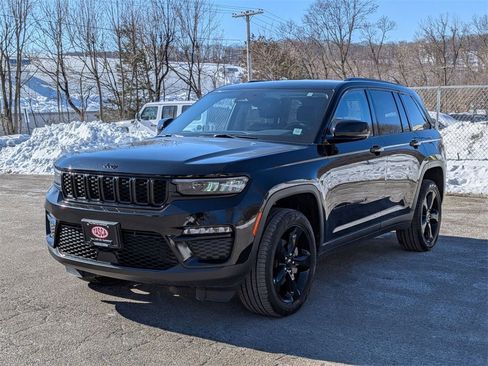 Certified 2023 Jeep Grand Cherokee Limited w/ Black Appearance Package image 8
