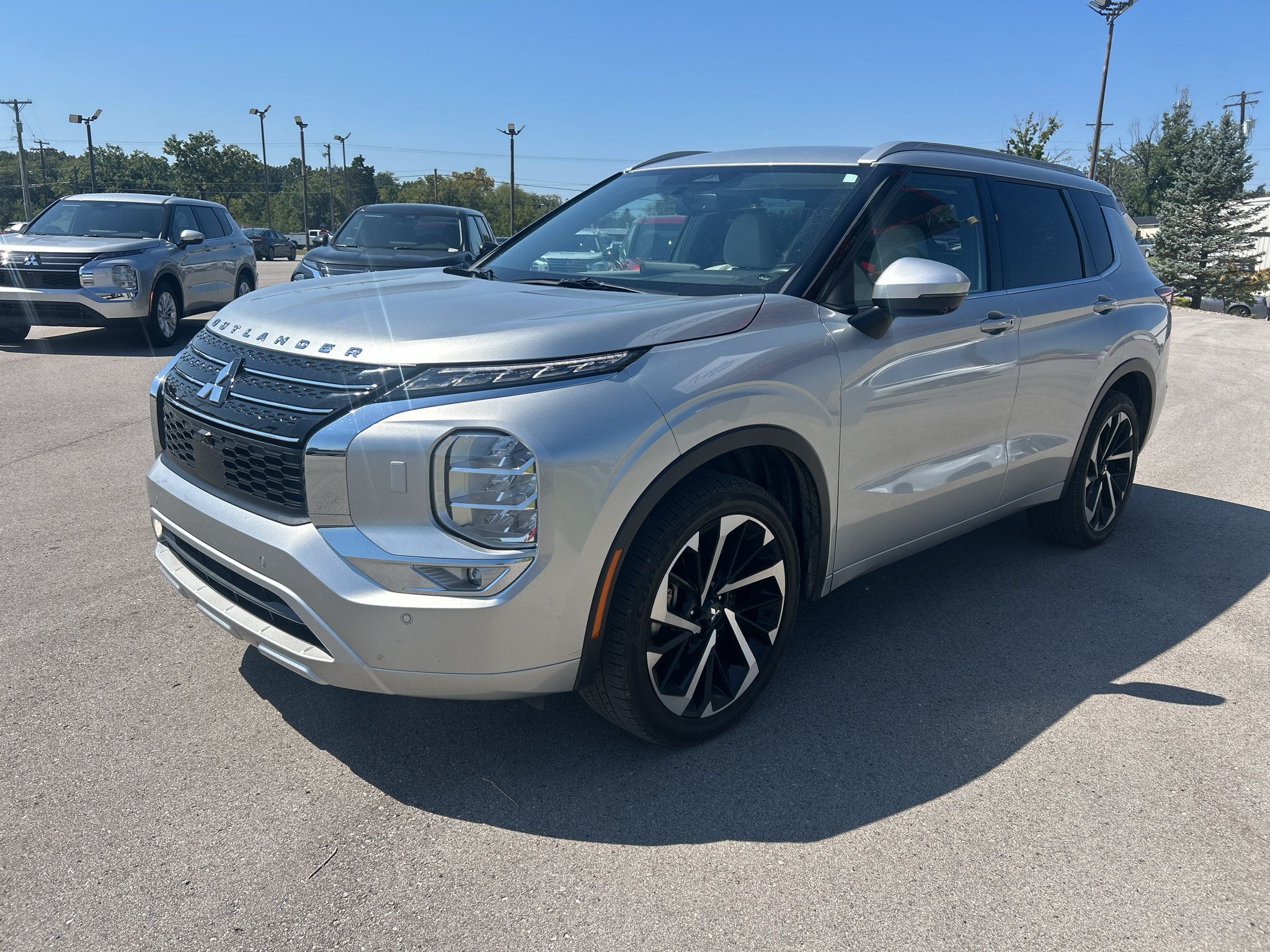 Used 2023 Mitsubishi Outlander SEL AWD/4WD image 2