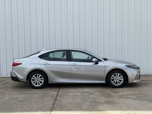 Used 2025 Toyota Camry LE image 3