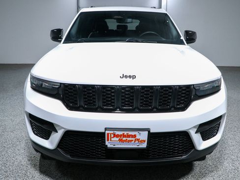 Used 2023 Jeep Grand Cherokee Altitude AWD/4WD image 4