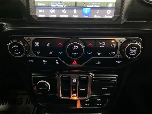 Used 2023 Jeep Wrangler Unlimited Sahara w/ Cold Weather Group AWD/4WD image 24