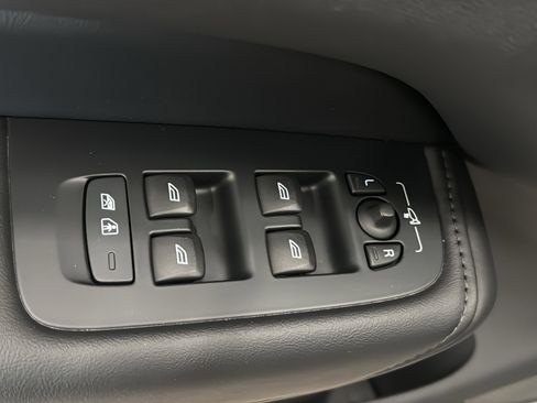 Certified 2025 Volvo XC60 B5 Plus AWD/4WD image 22