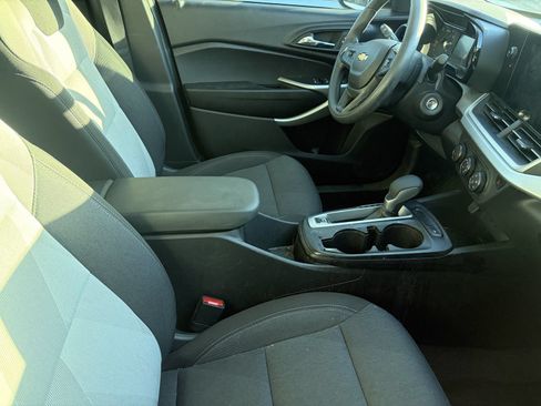 Used 2025 Chevrolet Trax LS w/ LS Convenience Package FWD image 9