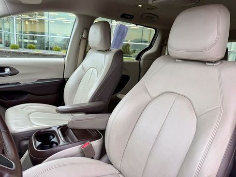 Used 2017 Chrysler Pacifica Touring-L FWD image 10