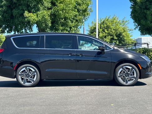 New 2027 Chrysler Pacifica Limited w/ Family Tech Group AWD/4WD image 3