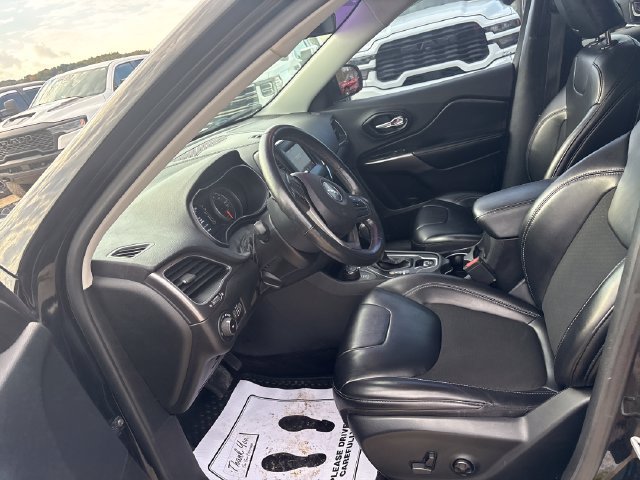 Used 2019 Jeep Cherokee Latitude Plus w/ Cold Weather Group AWD/4WD image 8