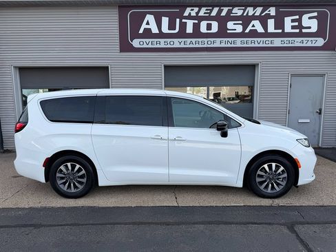 Used 2024 Chrysler Pacifica Limited FWD image 2
