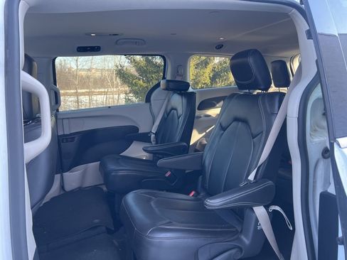Used 2024 Chrysler Pacifica Touring-L image 23