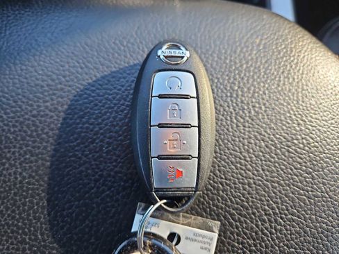 Used 2017 Nissan Titan SL image 35