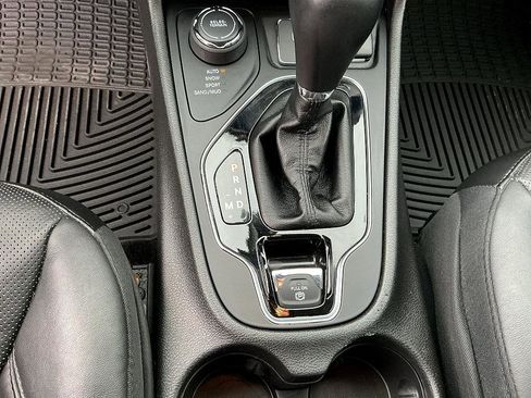 Used 2019 Jeep Cherokee Limited w/ Luxury Group image 20