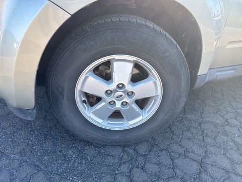 Used 2010 Ford Escape XLS image 2