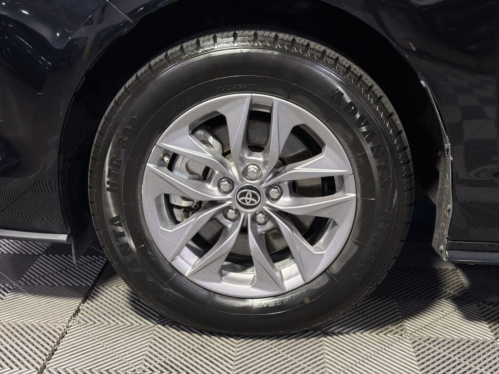 Used 2025 Toyota Sienna LE FWD image 13