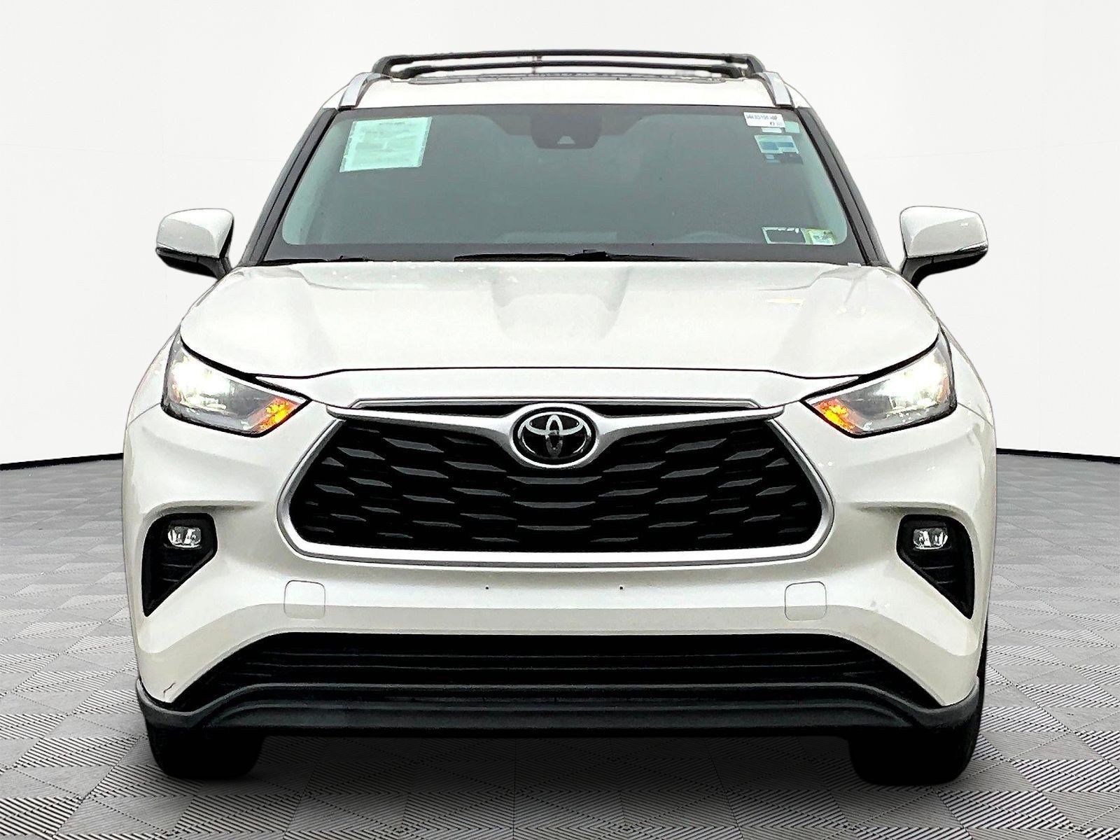 Used 2020 Toyota Highlander XLE AWD/4WD image 2